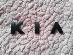 Металлические буквы KIA Чёрная на кузов авто 418e98e712 - зображення 1